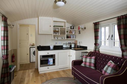 Bardon MillThe Hideaway Huts的带沙发的客厅和厨房