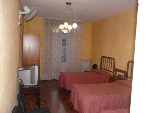 拉维斯瓦尔阿达纽斯旅馆的酒店客房设有两张床和电视。