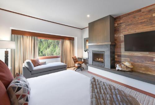 斯诺夸尔米萨利希旅舍加Spa酒店的酒店客房配有一张床和一个壁炉。