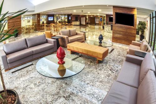 累西腓Marante Executive Hotel的大厅,在大楼里配有沙发和桌子