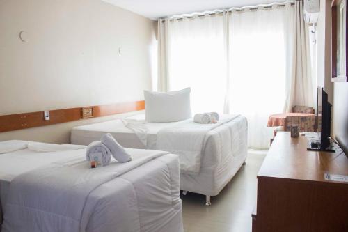 圣安娜-利弗拉门图Hotel Portal的酒店客房设有两张床和电视。