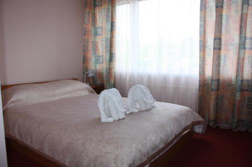 马多纳酒店客房内的一张或多张床位