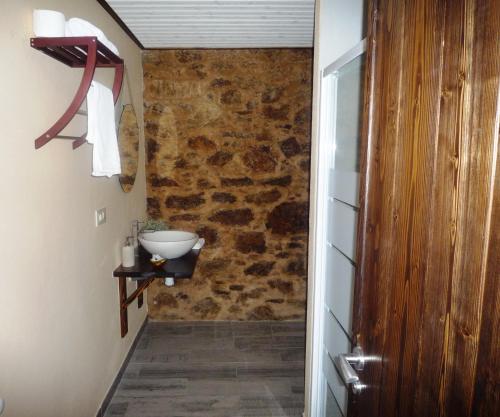 BoimortoAlbergue-Hostel Casa da Gandara的一间带水槽和石墙的浴室