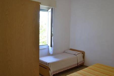 切齐纳码头Appartamento a Cecina mare的小房间设有床和窗户
