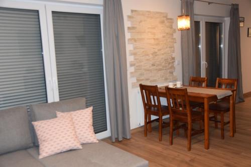 希维拉杜夫-兹德鲁伊Apartament Pod Gondolą "9"的一间带桌椅和沙发的用餐室