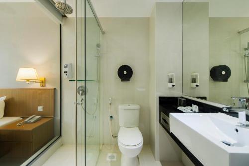 新加坡New Cape Inn的浴室配有卫生间、盥洗盆和淋浴。
