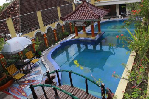 CepuMega Bintang Sweet Hotel 2的一个带凉亭的大型游泳池