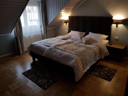 布拉索夫Kiem Premium Apartments的一间卧室设有一张大床和大窗户