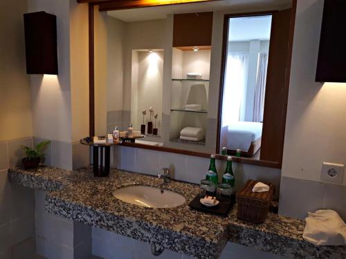 丹戎潘丹比利顿酒店的一间带水槽和大镜子的浴室