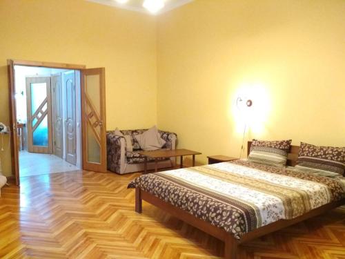 利沃夫Apartment on Virmens'ka Street的一间卧室配有一张床和一把椅子