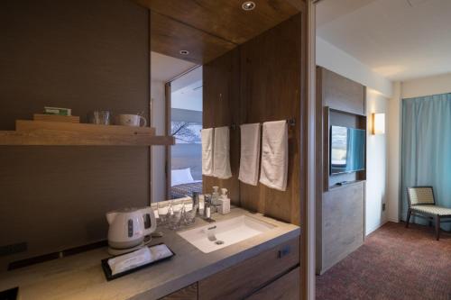 高千穗町高千穗索雷斯特酒店的一间带水槽和镜子的浴室