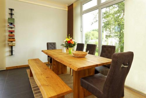 卡尔斯哈根Lotsenstieg 04的一间带木桌和椅子的用餐室