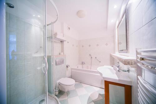 索波特歌剧院酒店 的浴室配有卫生间、盥洗盆和淋浴。