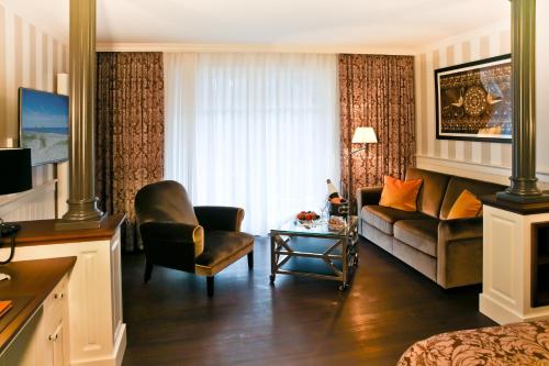 奥斯赛拜-屈隆斯博恩欧罗巴库兰斯伯恩酒店的客厅配有沙发和椅子