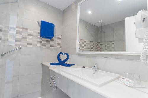 马斯帕洛马斯绿洲视野酒店的一间带水槽和蓝色带子的浴室