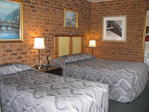 马瑟尔布鲁克徒步旅行者汽车旅馆的酒店客房带两张床和砖墙