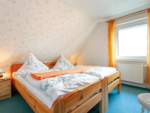 巴贝Ferienhaus in Baabe D 092.049的一间卧室配有一张木床和窗户