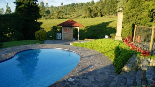 圣罗莎德卡瓦尔Matisses Hotel & Spa的一个带凉亭的庭院内的游泳池