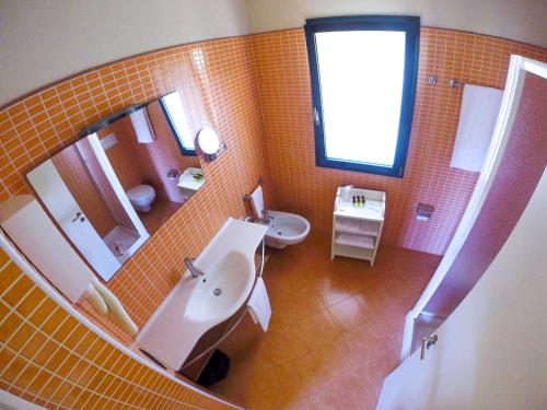伊斯皮卡iGV Club Marispica的一间带水槽和镜子的浴室
