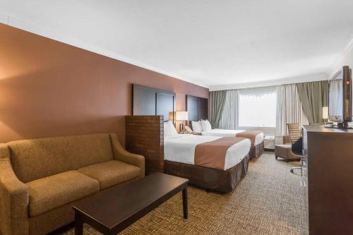 穆雷Comfort Inn Murray – Salt Lake City South的酒店客房,设有两张床和一张沙发