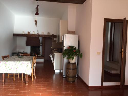 曼恰诺Poggio Moretto的厨房配有桌子和冰箱