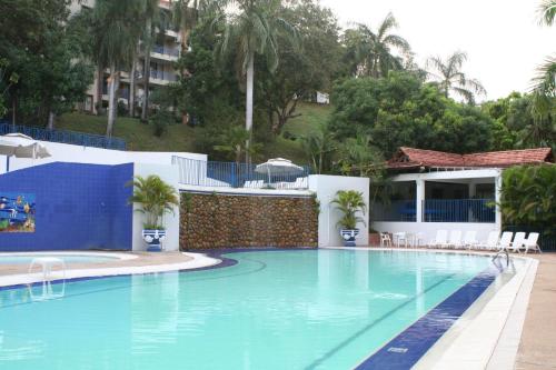 girardot resort apto102内部或周边的泳池