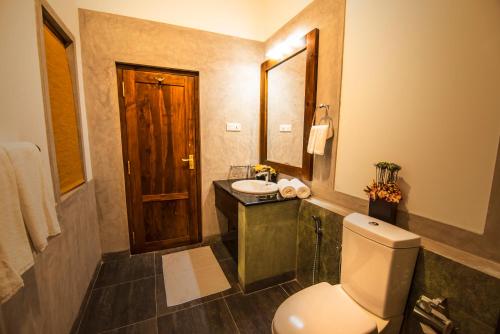 努沃勒埃利耶四季酒店 - 努沃勒埃利耶的一间带卫生间、水槽和镜子的浴室