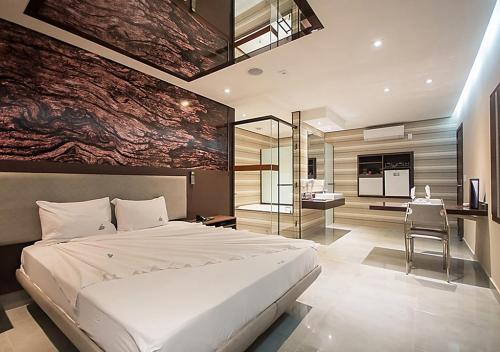 圣保罗加勒比汽车旅馆（仅限成人）的一间带大床的卧室和一间厨房