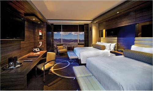 拉斯维加斯M Spa度假酒店&赌场的酒店客房配有两张床和一张书桌