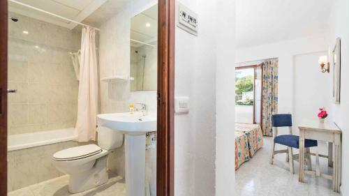 卡拉达沃旧金山旅馆的浴室配有卫生间、盥洗盆和淋浴。