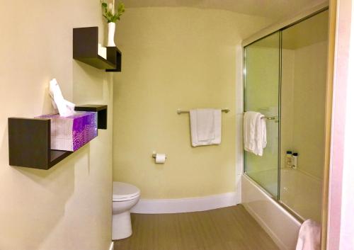 温哥华湾景度假屋的一间带卫生间和玻璃淋浴间的浴室