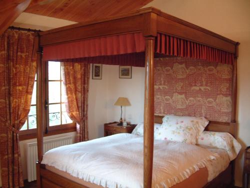 伊居利拉米努德里旅馆的一间卧室设有天蓬床和窗户。