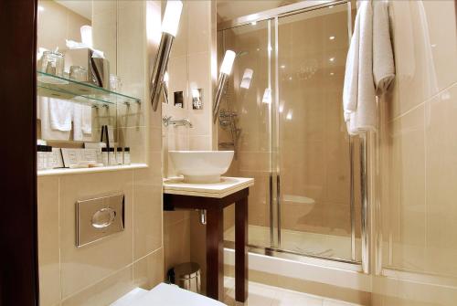 伦敦诺丁山尊贵酒店的带淋浴和盥洗盆的浴室
