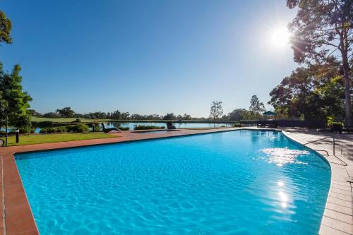 波高尔宾赛普拉斯湖盛橡度假酒店的公园里的一个大型蓝色游泳池