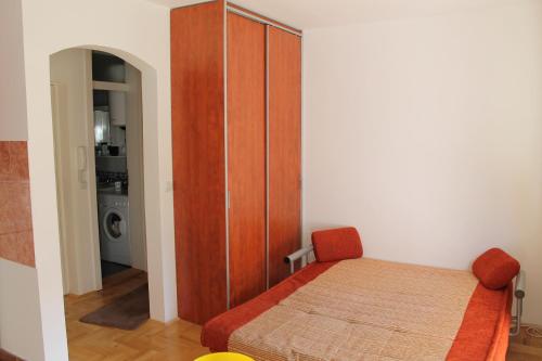 贝尔格莱德Calm Apartment的一间卧室配有一张床和一个木制橱柜