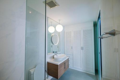华欣F304 My Resort Hua Hin的一间带水槽和镜子的浴室