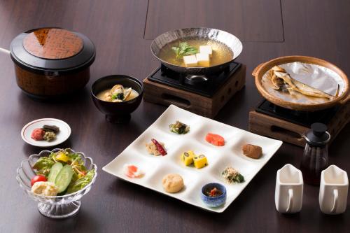 丰冈市翠山庄日式旅馆的一张桌子,上面放着一盘食物和一碗食物