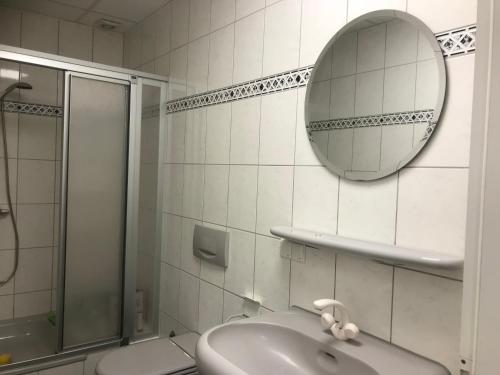 路德斯塔德·威特比Am Bahnhof的带淋浴、盥洗盆和镜子的浴室