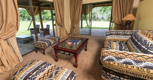 MacleantownPremier Resort Mpongo Private Game Reserve的客厅配有两张沙发和一张桌子