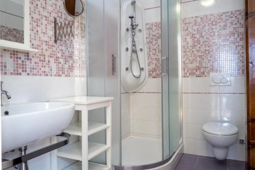 波尔Luxury 3-bedroom apartment Zen的带淋浴、盥洗盆和卫生间的浴室