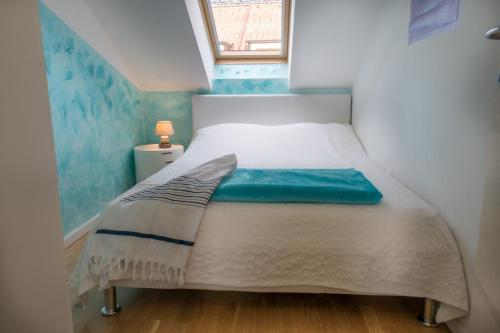 波尔Luxury 3-bedroom apartment Zen的一间小卧室,配有一张白色的床和窗户
