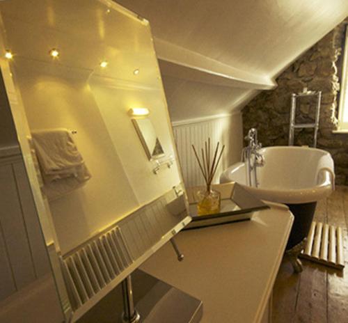 圣艾夫斯Headland House Luxury B&B的浴室配有盥洗盆和浴缸。