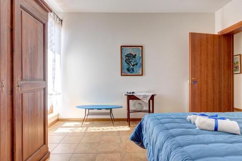 卢奇尼亚诺Finestra su Lucignano的一间卧室配有一张蓝色的床和一张桌子