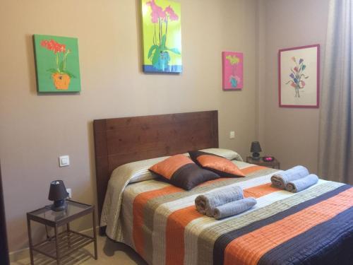 坎德拉里亚PISO 20的一间卧室配有一张带两个枕头的床