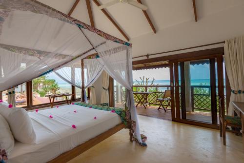 南威瓦雷雷海滩酒店的一间卧室设有一张床,享有海景