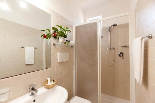 奥尔贝泰洛斯梅拉尔多别墅酒店的带淋浴、卫生间和盥洗盆的浴室