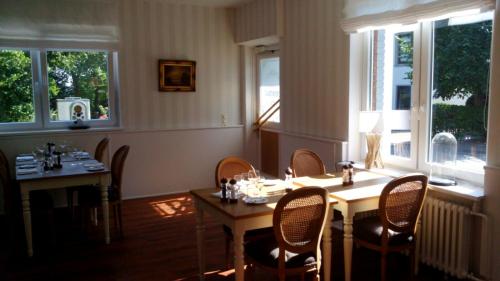 弗伦斯堡诺德科瑞兹酒店的用餐室设有桌椅和窗户。