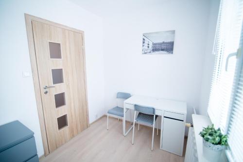 斯塔洛瓦沃拉Apartament pracowniczy的小房间设有桌子和门