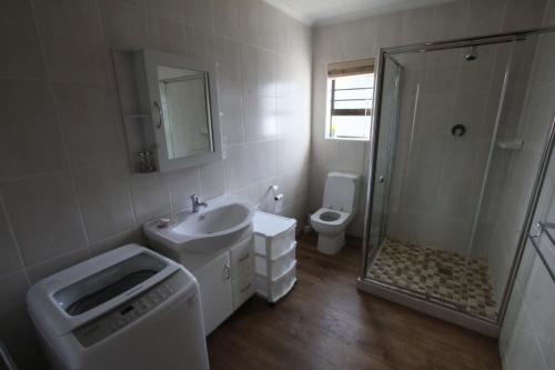 普利登堡湾Imperani的一间带水槽、淋浴和卫生间的浴室