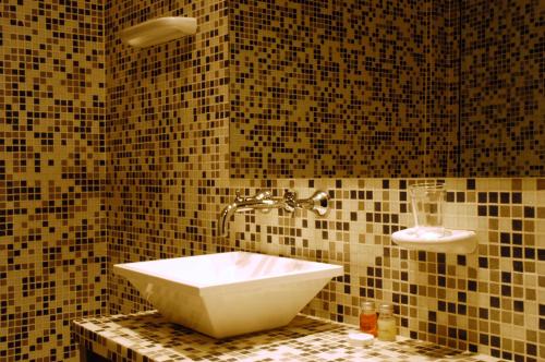 门多萨波希米亚精品酒店的瓷砖墙上带水槽的浴室